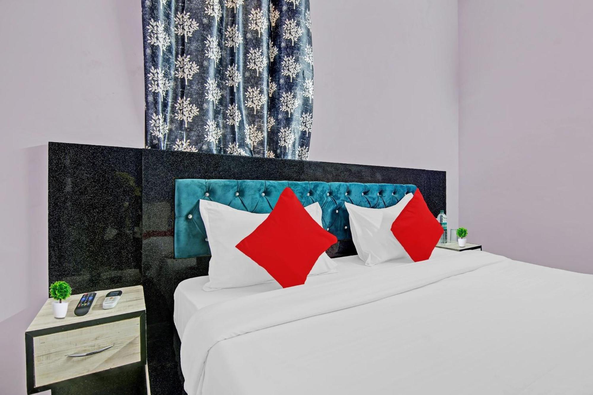Oyo Galaxy Plaza Hotel Ghaziabad Bagian luar foto
